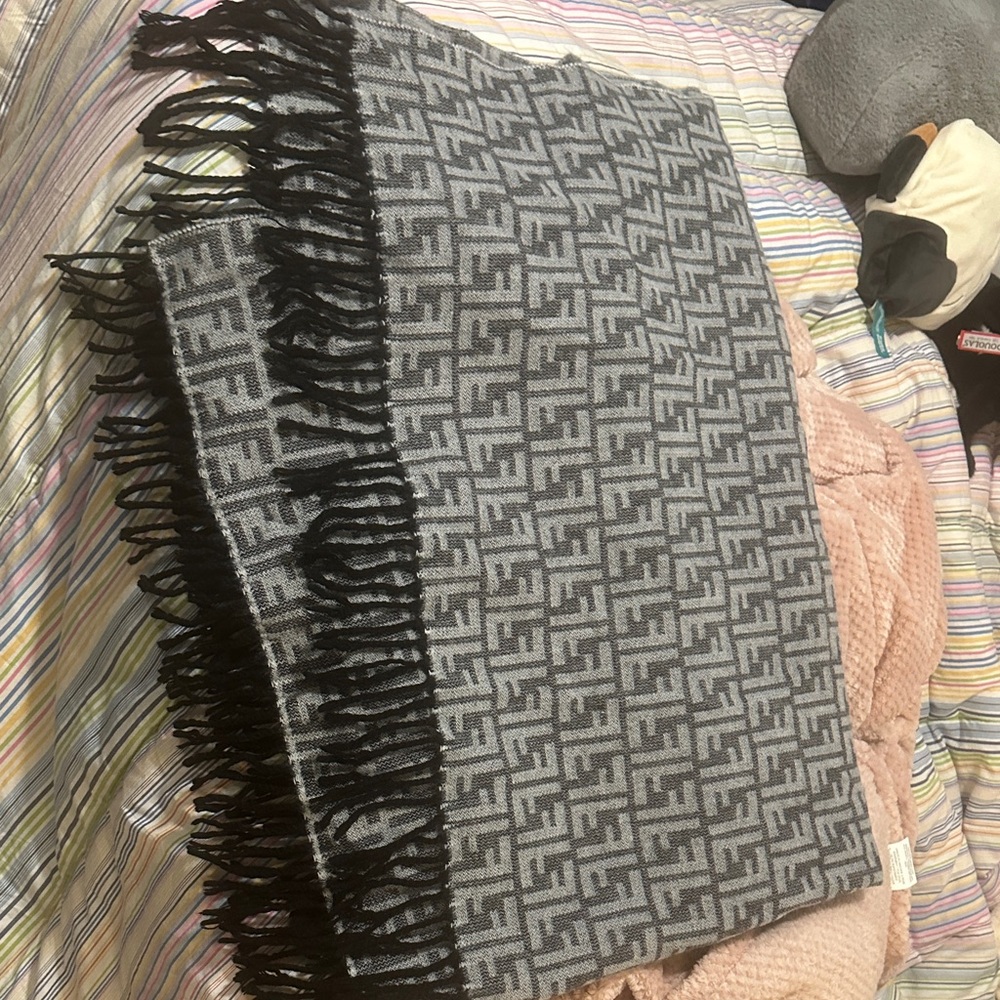 Fendi Gray and Cream Monogram Fringe Throw Blanket - Picture 4 of 4